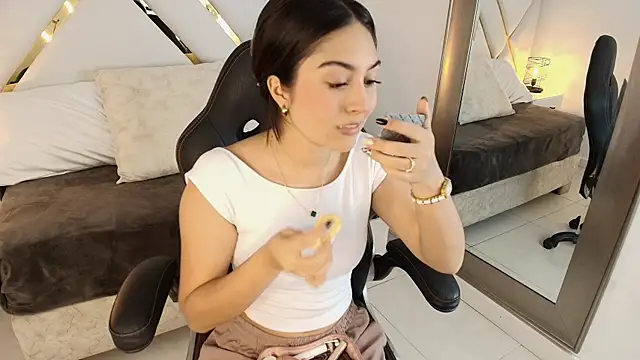 Emelie Ch1 online show from 11/05/25, 12:47