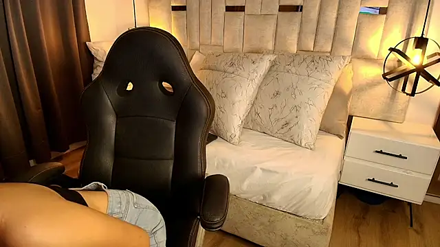 Emelie Ch1 online show from 10/28/25, 11:36