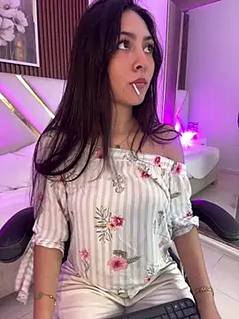 Snapshot of Emelie_Ch1 chatting on 05/27/26, 11:17 Emelie Ch1 online show from 05/27/26, 11:17