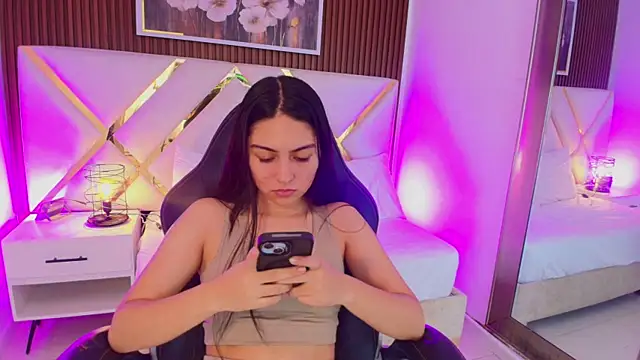 Snapshot of Emelie_Ch1 chatting on 06/04/26, 03:00 Emelie Ch1 online show from 06/04/26, 03:00
