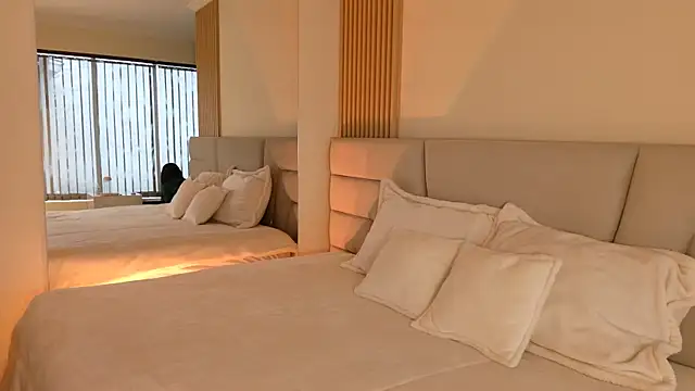 Zoe Benson online show from 11/19/25, 01:33