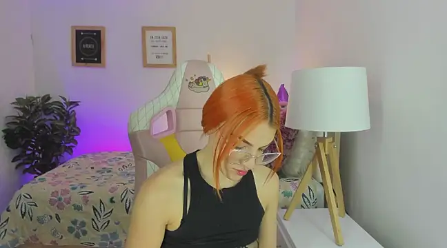 Snapshot of Celeste_blazze chatting on 02/19/25, 02:01 Celeste blazze online show from 02/19/25, 02:01