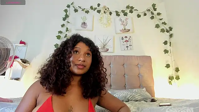 Snapshot of sara_sophieee chatting on 02/26/25, 02:52 sara sophieee online show from 02/26/25, 02:52