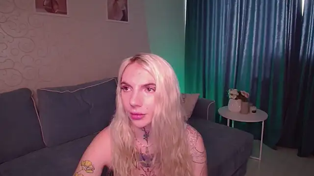 Snapshot of AnneTenet chatting on 09/13/25, 09:20 AnneTenet online show from 09/13/25, 09:20