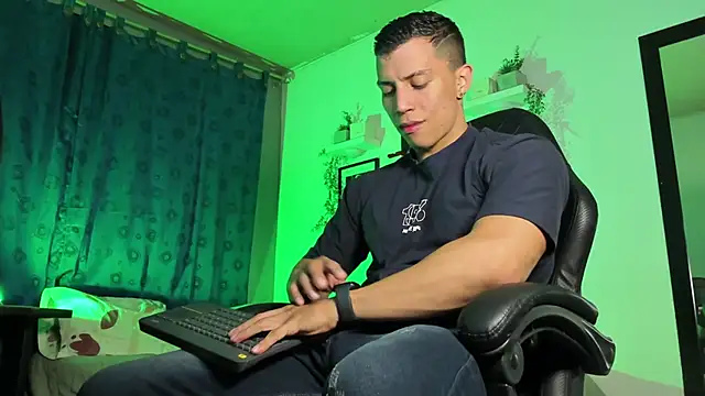 Snapshot of ThomsEvery_ chatting on 10/16/25, 01:03 ThomsEvery  online show from 10/16/25, 01:03