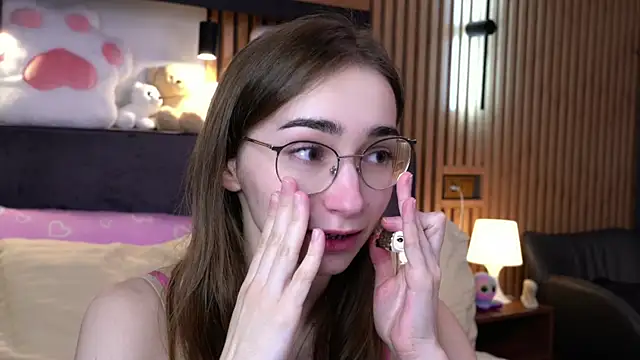 PollyBeev online show from 11/16/25, 07:24