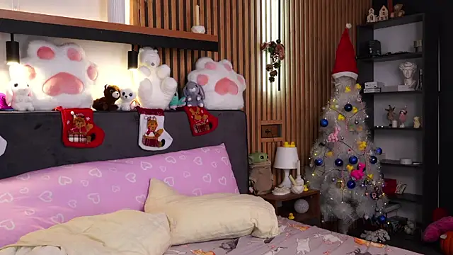 PollyBeev online show from 12/15/25, 12:33