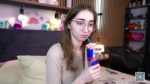 PollyBeev online show from 11/18/25, 07:33