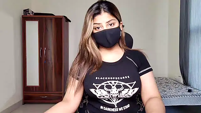 Hoty-Shivangi online show from 03/11/26, 12:21