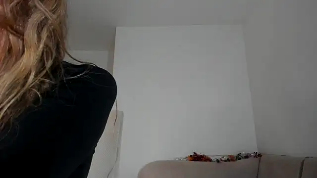 MiaMews online show from 10/26/25, 01:22