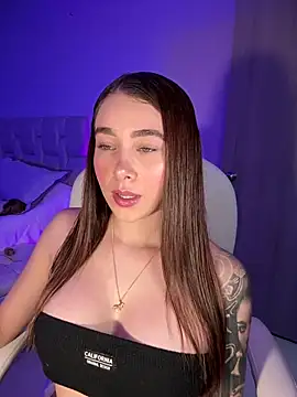 Snapshot of Lanataylor- chatting on 02/19/25, 10:42 Lanataylor- online show from 02/19/25, 10:42