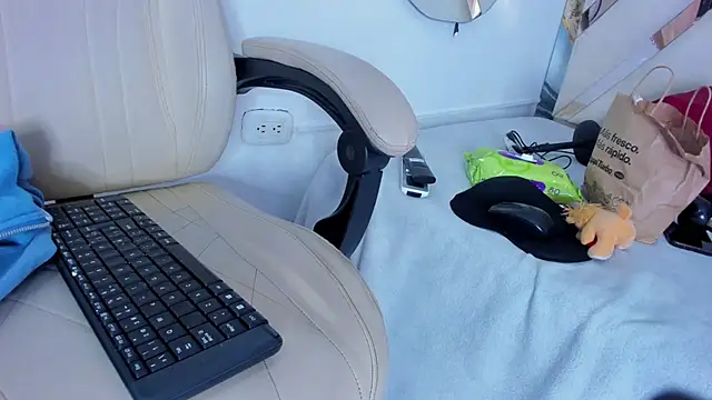 ninaht online show from 10/18/25, 08:33