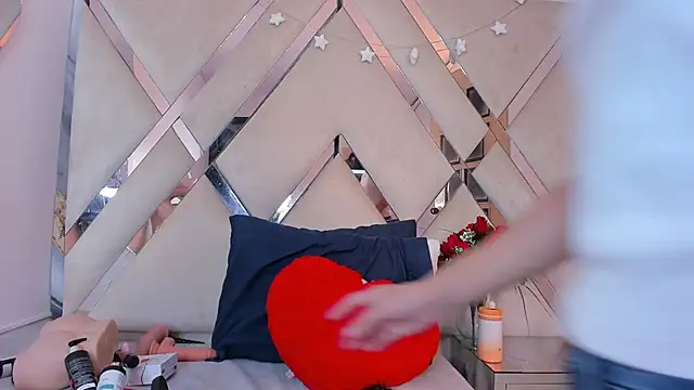 ninaht online show from 11/09/25, 08:35