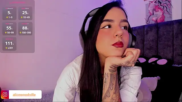 Snapshot of Alice_woodville chatting on 02/18/25, 04:36 Alice woodville online show from 02/18/25, 04:36