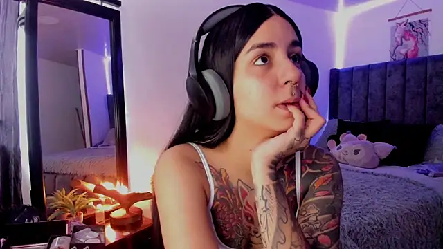 Snapshot of Alice_woodville chatting on 03/21/25, 04:51 Alice woodville online show from 03/21/25, 04:51