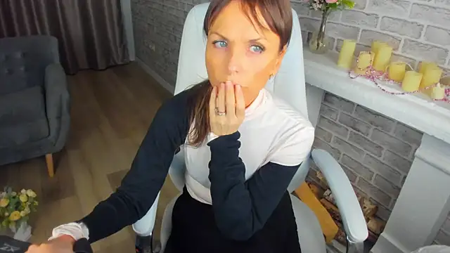 Elizabe th online show from 02/14/25, 01:34