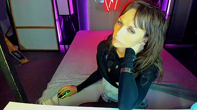 Elizabe th online show from 02/18/25, 04:25