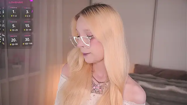 Snapshot of Naughty__Couplles chatting on 02/10/26, 04:06 Naughty Couplles online show from 02/10/26, 04:06