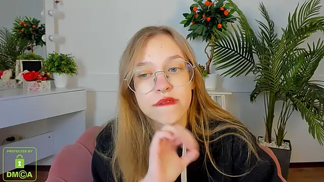 LayriantaVee online show from 10/12/25, 06:15