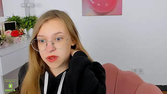 LayriantaVee online show from 10/11/25, 06:14