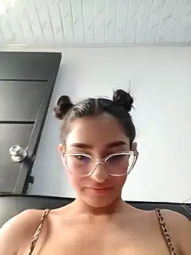 Snapshot of Ary-18 chatting on 10/25/25, 01:45 Ary-18 online show from 10/25/25, 01:45