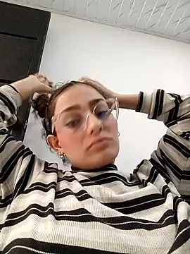 Snapshot of Ary-18 chatting on 12/01/25, 01:45 Ary-18 online show from 12/01/25, 01:45