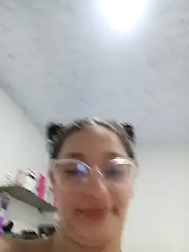 Snapshot of Ary-18 chatting on 12/13/25, 08:04 Ary-18 online show from 12/13/25, 08:04