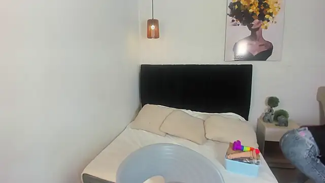 Scarlett  bell online show from 10/22/25, 01:21