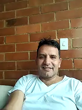 Snapshot of RogueTraveler chatting on 12/16/24, 07:21 RogueTraveler online show from 12/16/24, 07:21