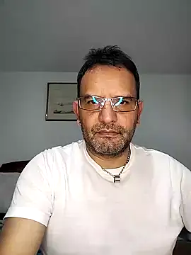 Snapshot of RogueTraveler chatting on 02/02/25, 02:17 RogueTraveler online show from 02/02/25, 02:17