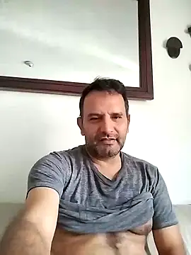 Snapshot of RogueTraveler chatting on 01/13/25, 02:53 RogueTraveler online show from 01/13/25, 02:53