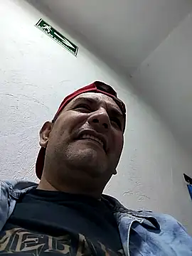 Snapshot of RogueTraveler chatting on 02/17/25, 03:11 RogueTraveler online show from 02/17/25, 03:11