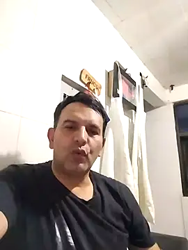 Snapshot of RogueTraveler chatting on 03/07/25, 02:25 RogueTraveler online show from 03/07/25, 02:25