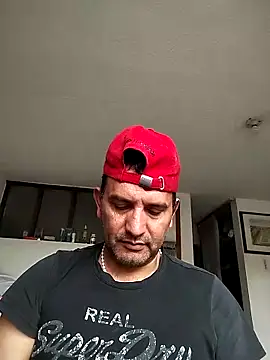 Snapshot of RogueTraveler chatting on 03/18/25, 06:28 RogueTraveler online show from 03/18/25, 06:28