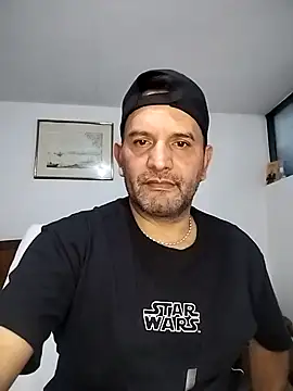 Snapshot of RogueTraveler chatting on 11/13/25, 03:32 RogueTraveler online show from 11/13/25, 03:32