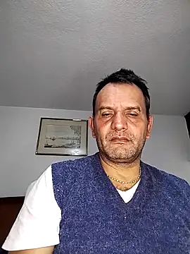 Snapshot of RogueTraveler chatting on 10/30/25, 04:44 RogueTraveler online show from 10/30/25, 04:44