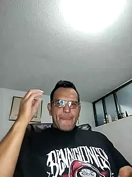 Snapshot of RogueTraveler chatting on 10/15/25, 03:16 RogueTraveler online show from 10/15/25, 03:16