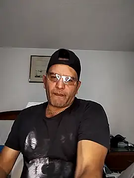 Snapshot of RogueTraveler chatting on 10/21/25, 04:01 RogueTraveler online show from 10/21/25, 04:01