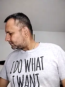 Snapshot of RogueTraveler chatting on 09/21/25, 04:28 RogueTraveler online show from 09/21/25, 04:28