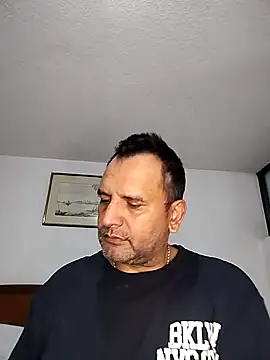 Snapshot of RogueTraveler chatting on 10/17/25, 02:48 RogueTraveler online show from 10/17/25, 02:48