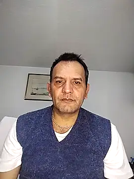 Snapshot of RogueTraveler chatting on 10/28/25, 03:07 RogueTraveler online show from 10/28/25, 03:07