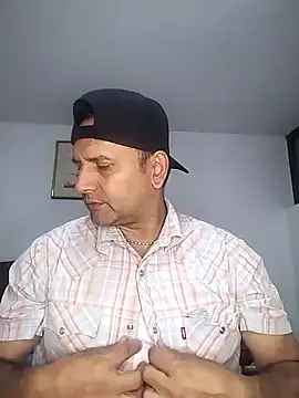 Snapshot of RogueTraveler chatting on 10/20/25, 03:30 RogueTraveler online show from 10/20/25, 03:30