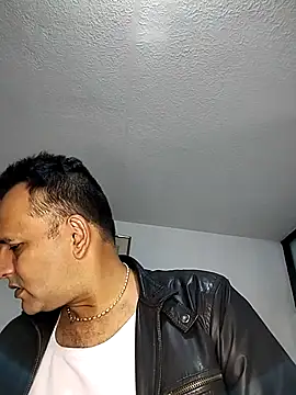 Snapshot of RogueTraveler chatting on 11/05/25, 03:09 RogueTraveler online show from 11/05/25, 03:09