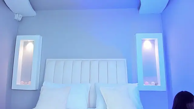 HannaPaola online show from 10/24/25, 10:42