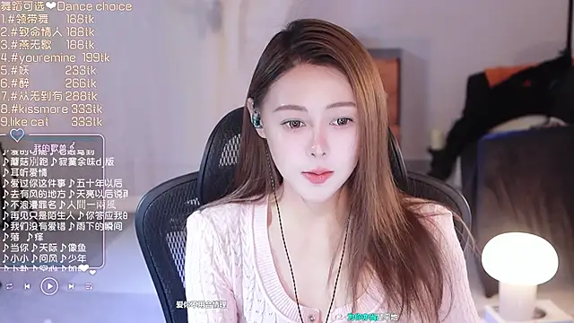 Snapshot of Roseonly_ chatting on 03/20/25, 06:19 Roseonly online show from 03/20/25, 06:19