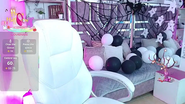 AliceWalker 11 online show from 10/27/25, 08:21