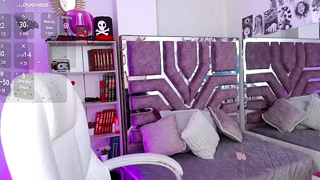 AliceWalker 11 online show from 11/12/25, 09:07