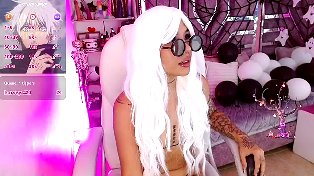 AliceWalker 11 online show from 10/25/25, 10:21