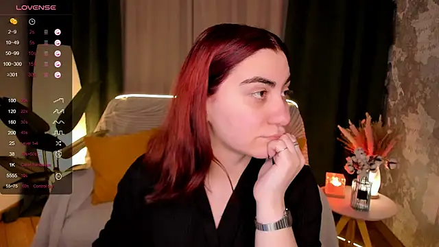 hannacheekss  online show from 12/03/25, 02:01