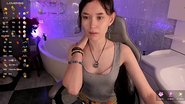 Emily Strikeee online show from 11/12/25, 09:57